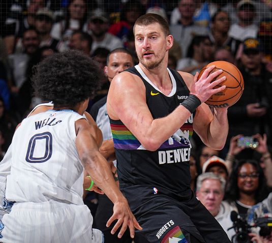 掘金雙殺灰熊超火箭升西部第三 約基奇26+15+11+9失誤連4場(chǎng)三雙